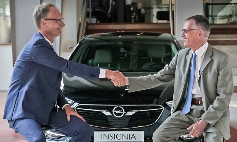 Генеральный директор Opel Майкл Лохшеллер и генеральный директор PSA Group Карлос Таварес