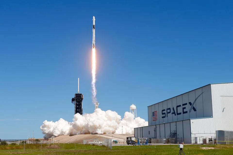 Запущена ракета SpaceX Falcon 9 с модулем Dragon